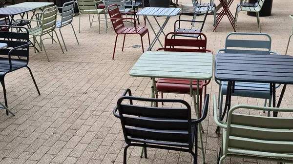 1758786385-Terras achteraan